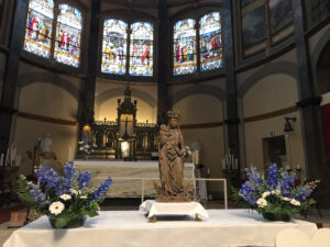 Bijzondere aanwezigheid beeld Maria van Hoorn in viering