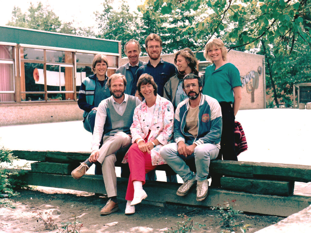 Hoeksteen - Foto van het team in 1985 op met op de achtergrond de Hoeksteen. Achterste vlnr Marry Vollebregt, Dick Schuitemaker, Ino Dahlhaus, Anne-Marie Smit, Tonny Rijnders Voorste vlnr Kees Henselmans, Jacintha Floris, Pé Hansen