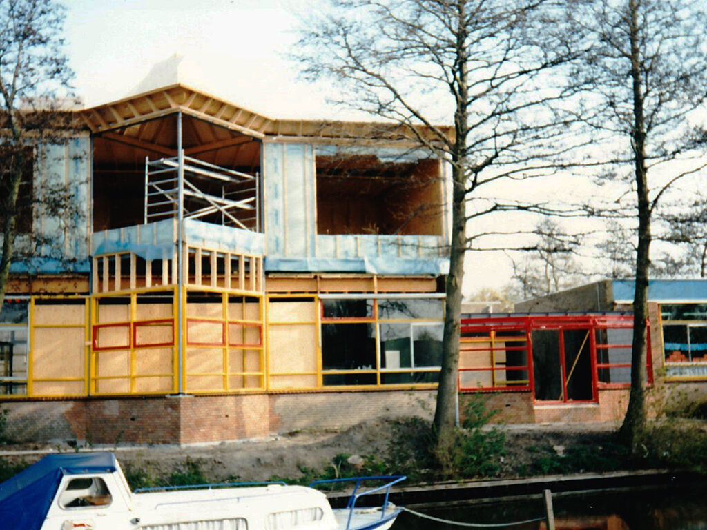 Hoeksteen - verbouwing uit 1997 waarbij er dus een verdieping opkomt. De foto is van de zijkant van de school, naast de sloot.