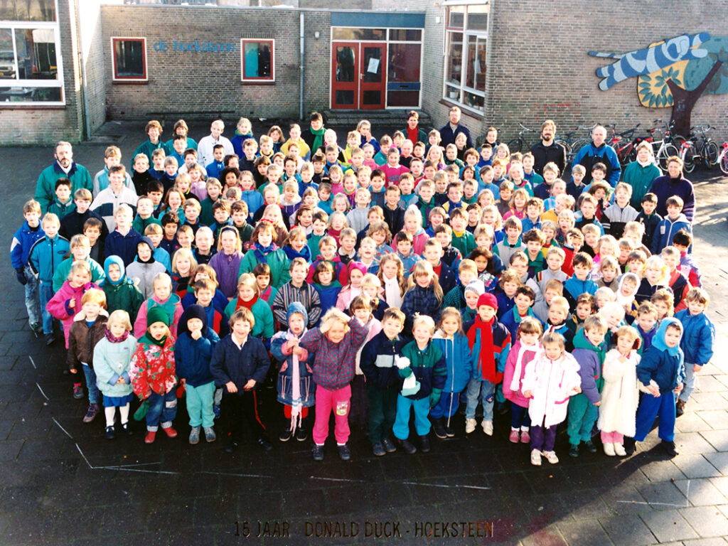 Hoeksteen - 15 jaar Donald Duck Hoeksteen, zo heette de school toentertijd na de samenvoeging in 1985 van de kleuterschool Donald Duck en lagere school de Hoeksteen. De foto is dus van 1989.