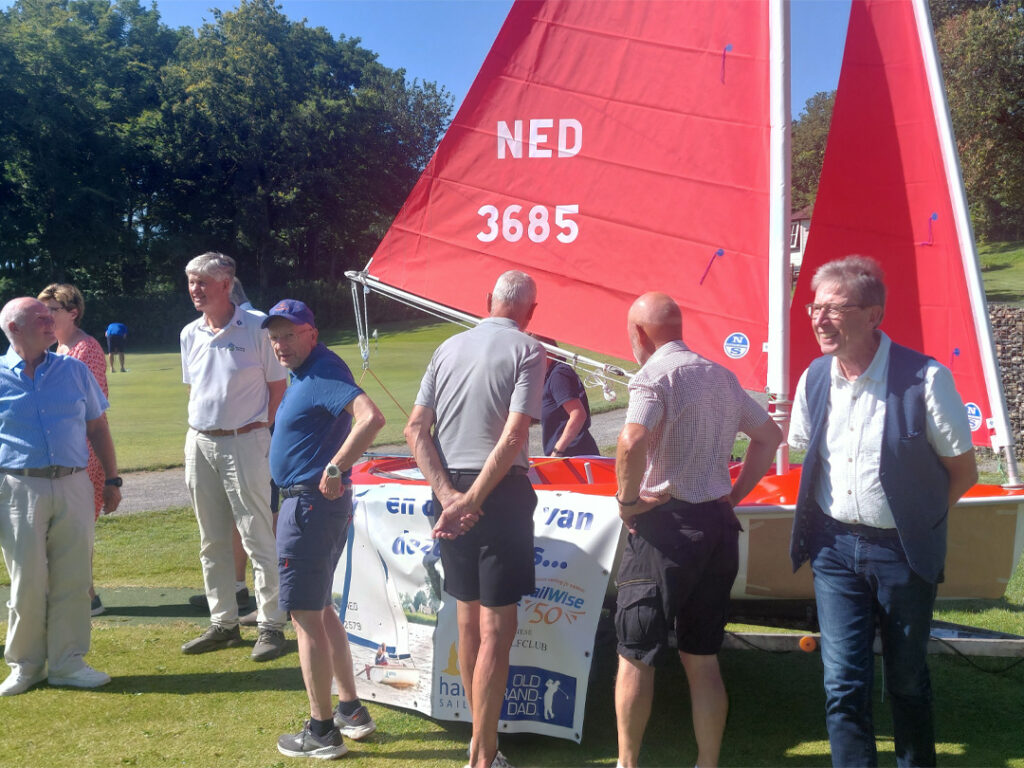 nieuwe Hansa zeilboot op het golfterrein foto 1