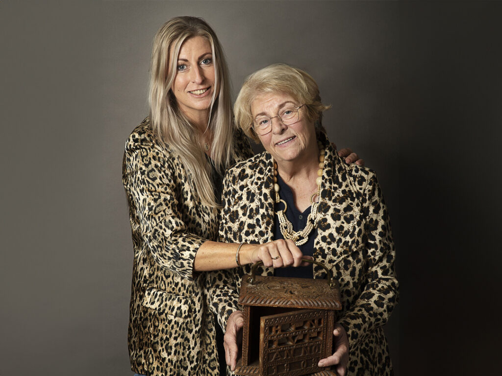 Ziel van Schokland - Schokker nazaten Trijntje en Marette van Eerden met stoof, foto Marco Bakker impressie voor het Zuiderzeemuseum