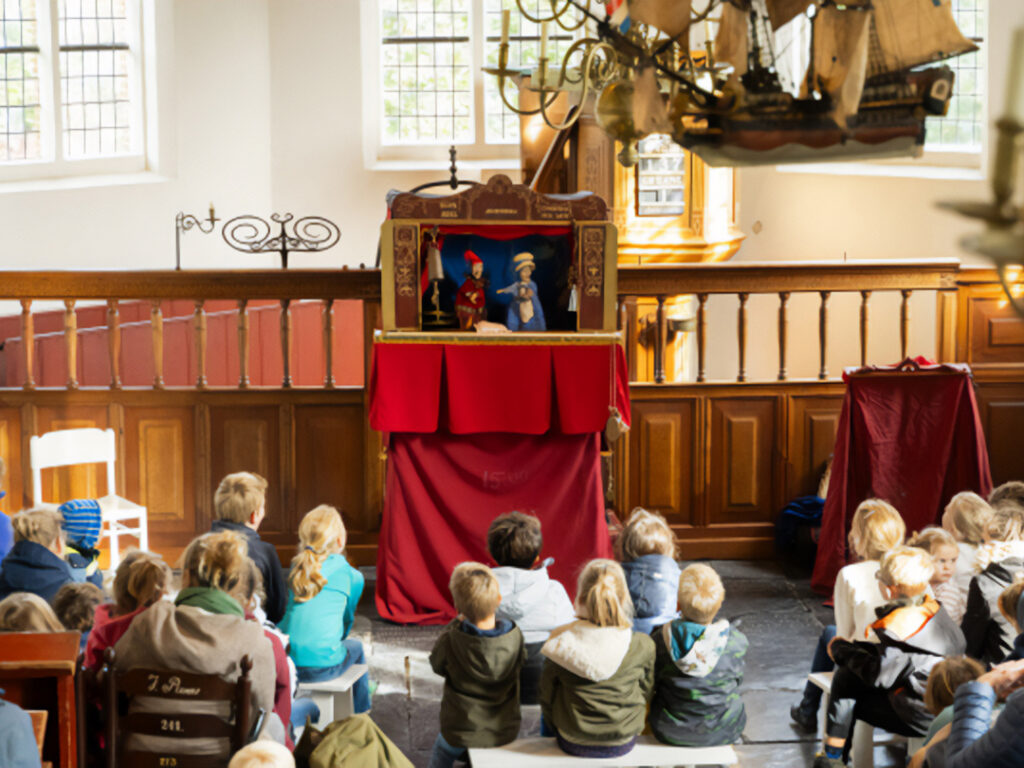 Poppenkastvoorstelling van poppenspeler Egon Adel in zuiderzeemuseum, foto Studio Merike