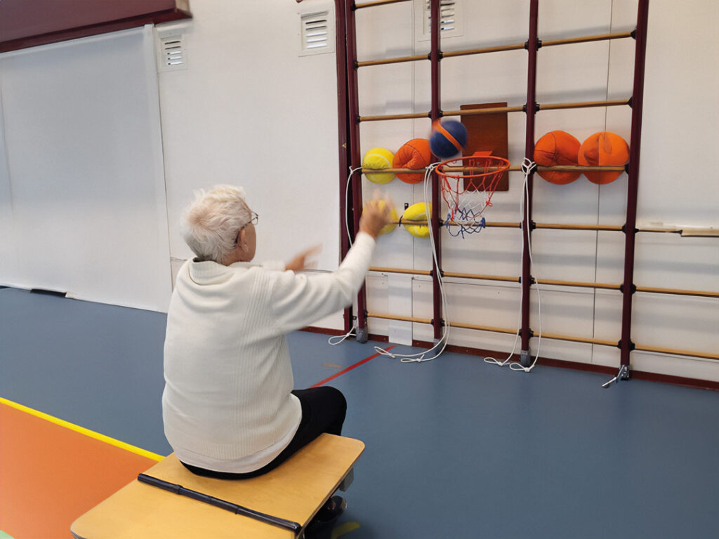 bejaarden aan het sporten bij Gymsport Enkhuizen