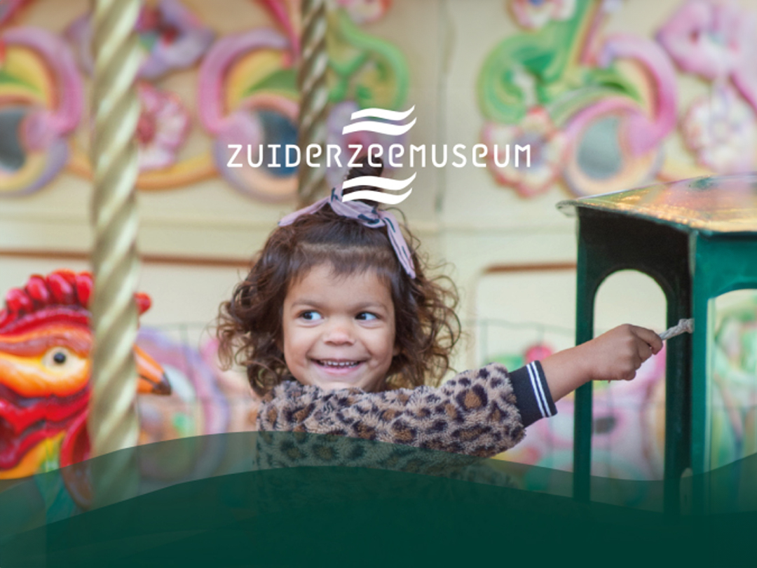 meisje bij het oudhollands kermis in het zuiderzeemuseum enkhuizen