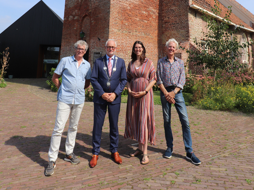 Burgemeester Gerard van den Hengel, Theaterkerk Wadway bestuursleden Josephine Hertog, Klaas Gootjes en Koos Blauw (klein)