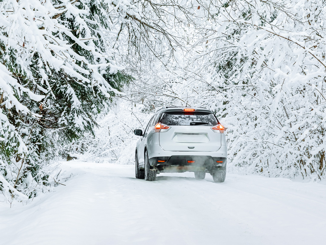 auto in de sneeuw