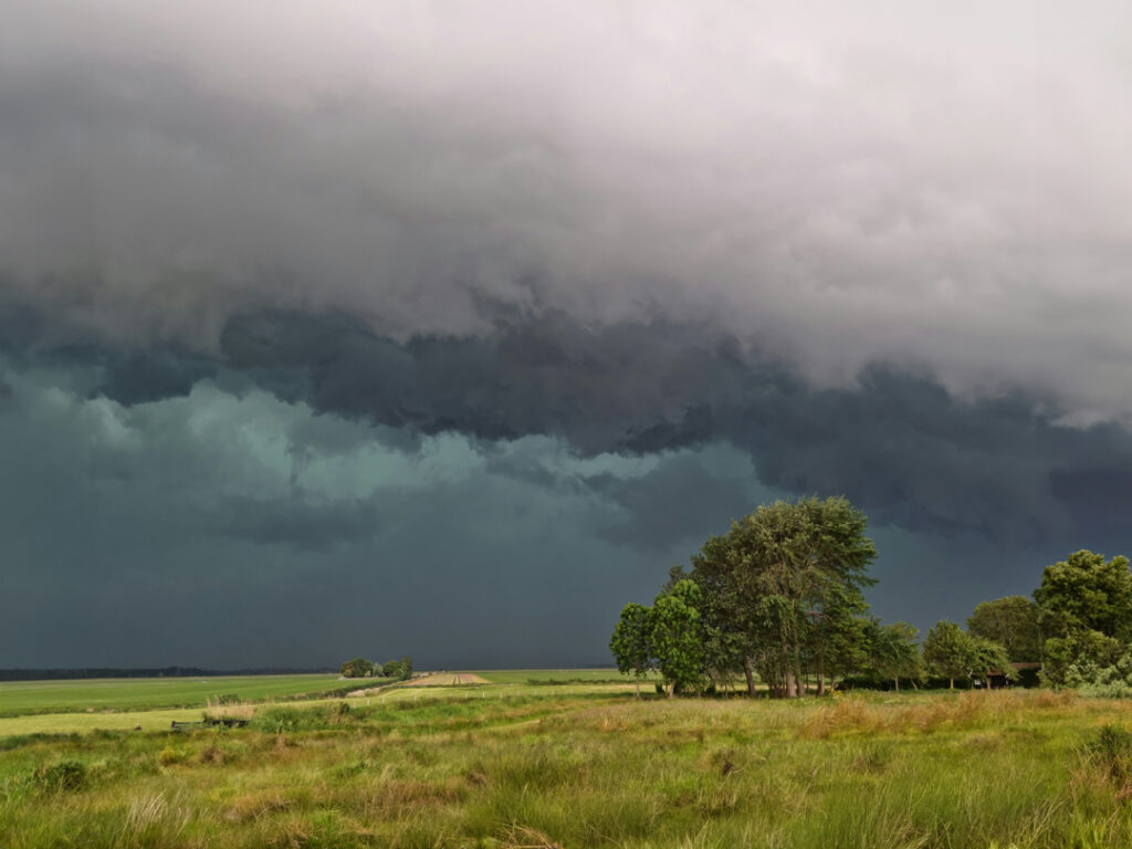 Donkere wolk - wateroverlast juni 2021