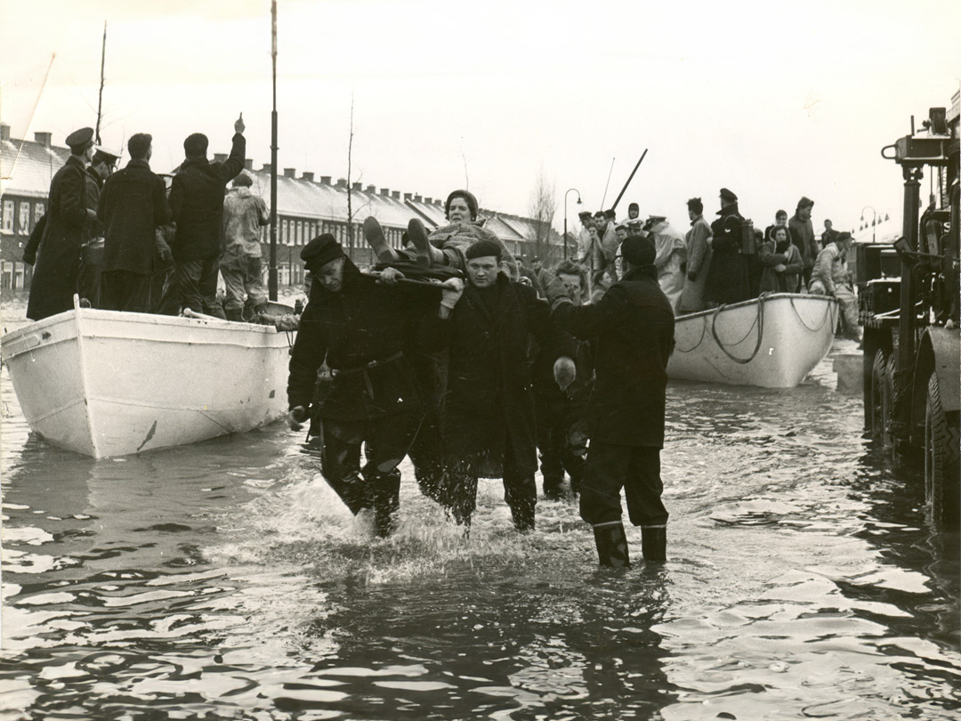 Overstroming van Tuindorp Oostzaan in 1960