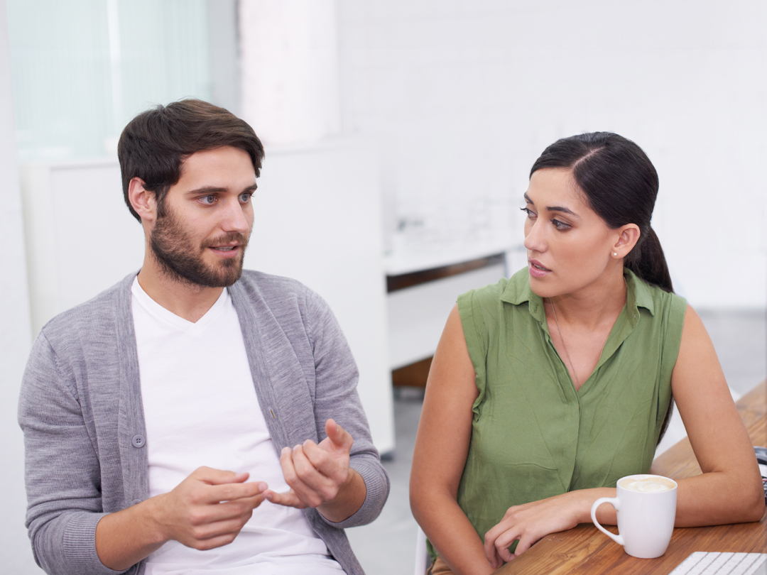 man en vrouw in een serieus gesprek