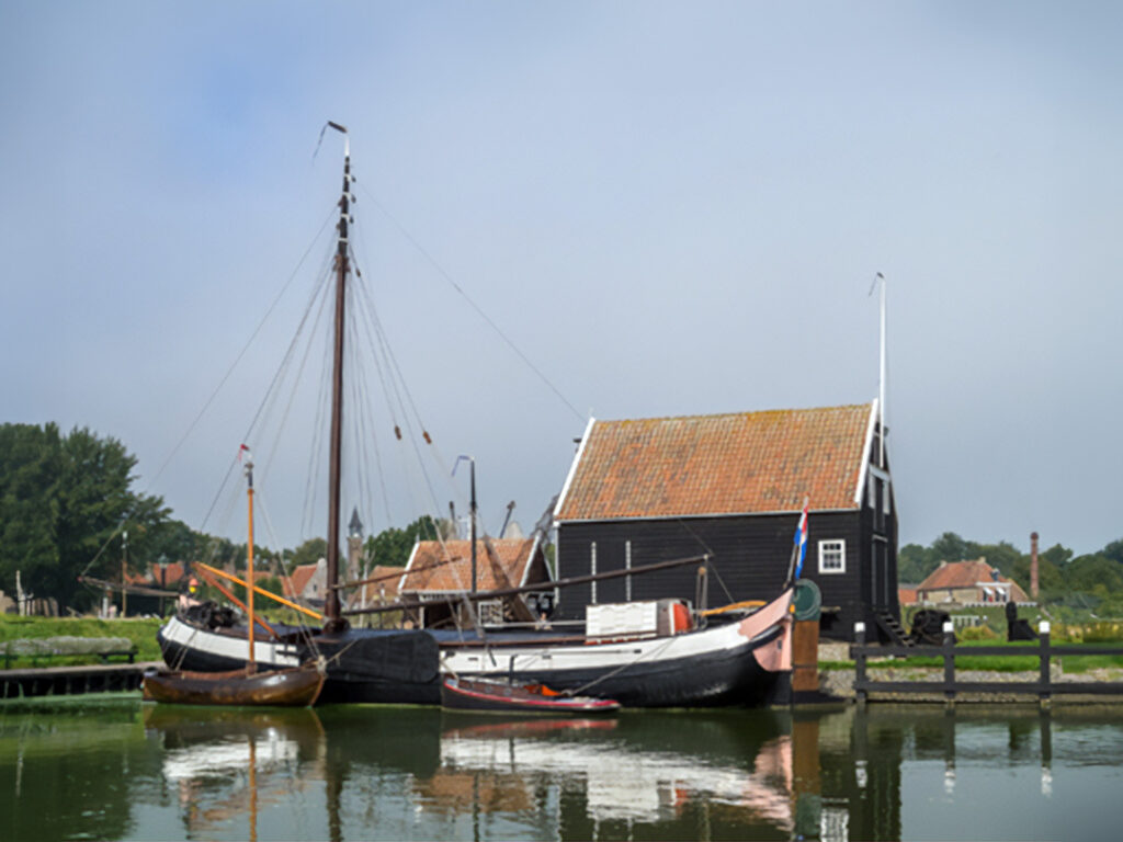 De hektjalk in de museumhaven zonder zomerroef, foto Zuiderzeemuseum