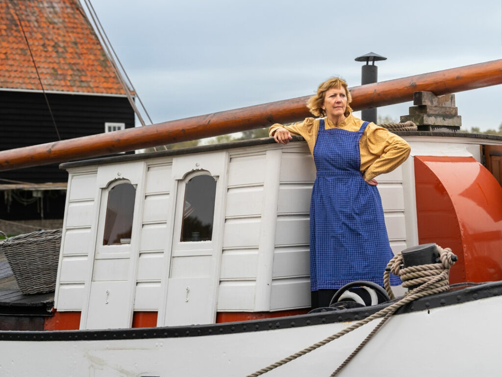 Rolspeler Willempje aan boord van De vier Gebroeders, foto Studio Merike