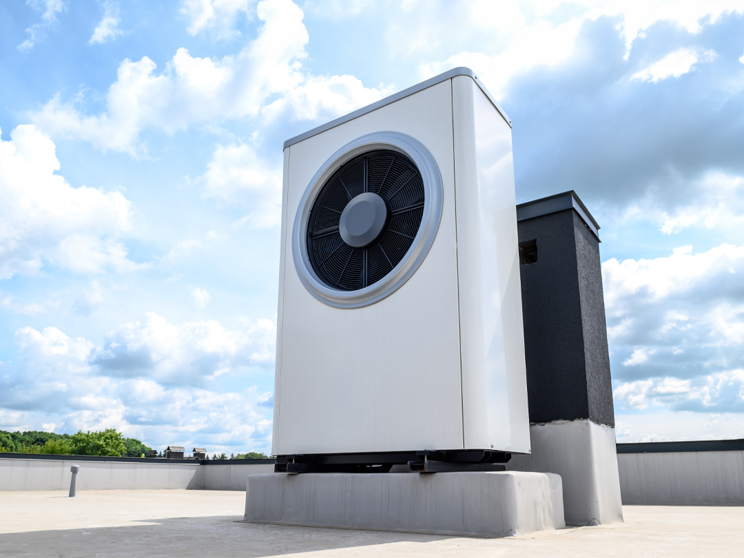 Warmtepomp voor zonnesystemen op het dak van het huis