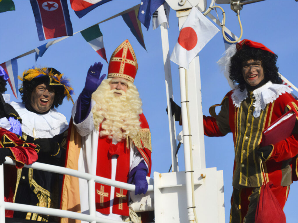 foto Sint en twee Pieten op de stoomboot