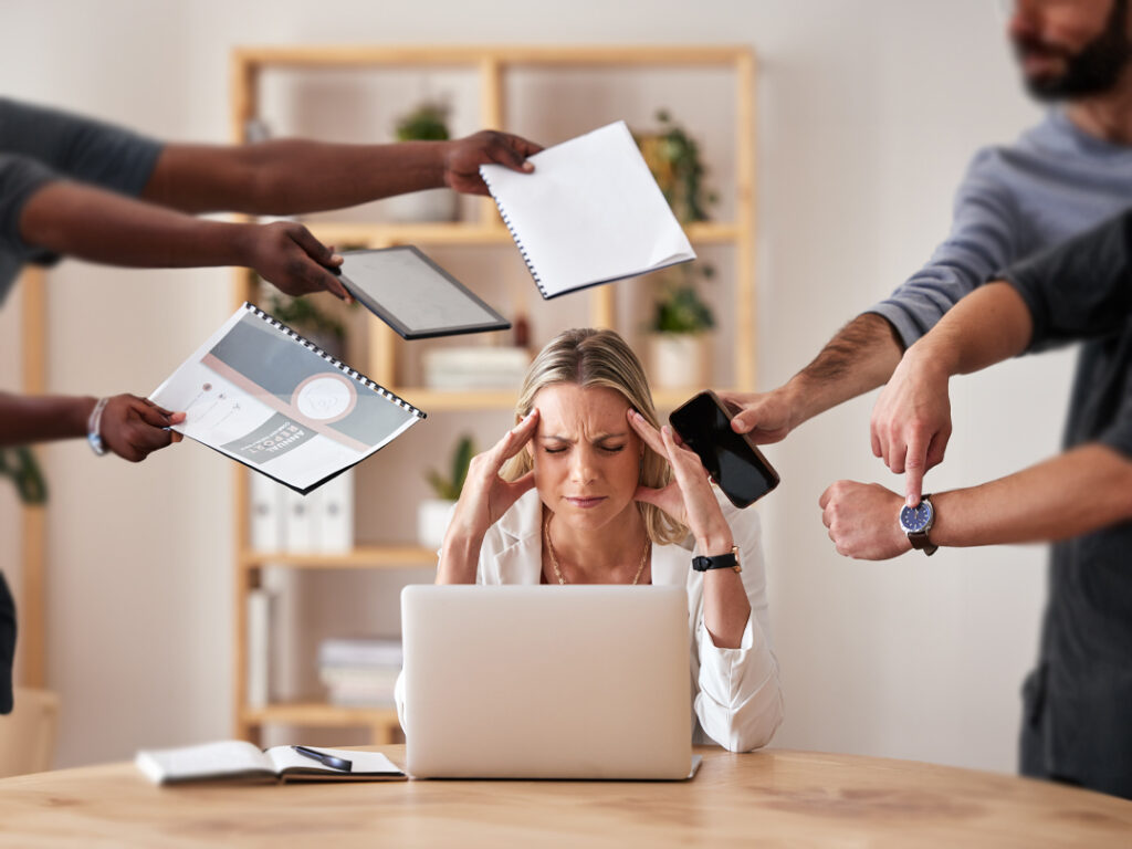 vrouw krijgt een burn-out van stress op werk