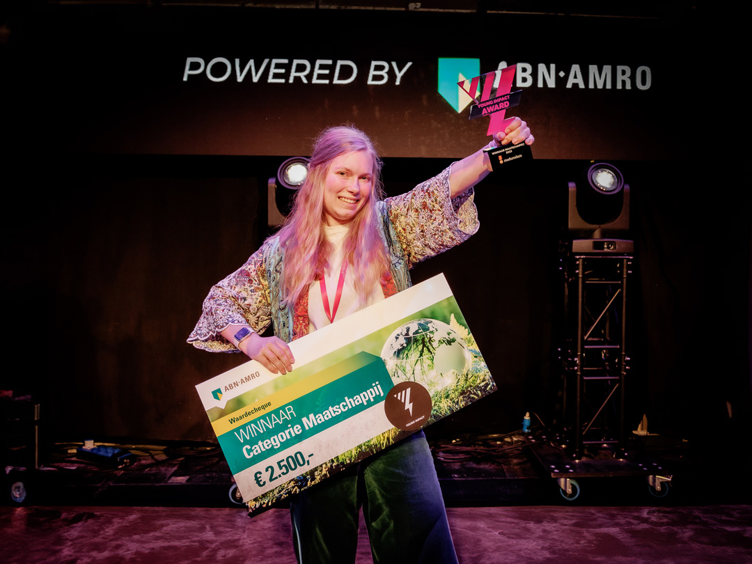 Tessa Sijm wint Young Impact Award categorie Maatschappij