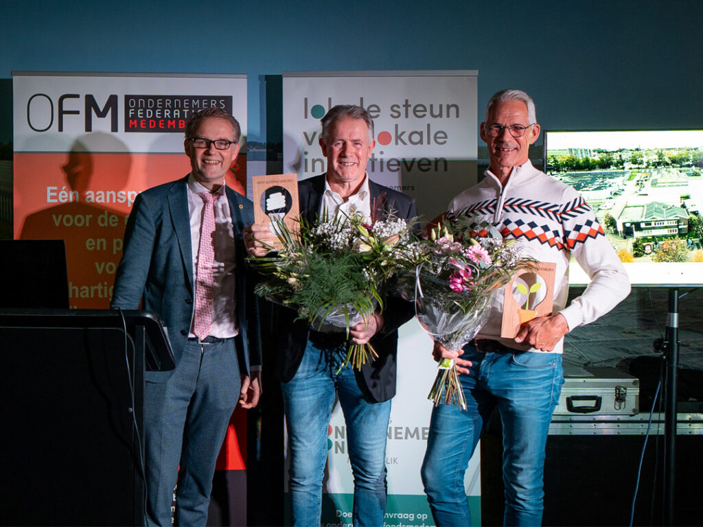 wethouder Harry Nederpelt met winnaars Gerard Manshanden en Fred van Paassen