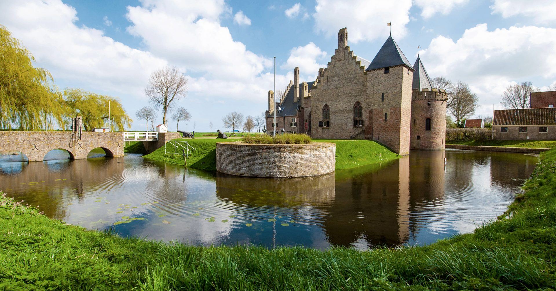 Kasteel Radboud in Medemblik: middeleeuwse burcht, museum en evenementenlocatie met rijke historie.