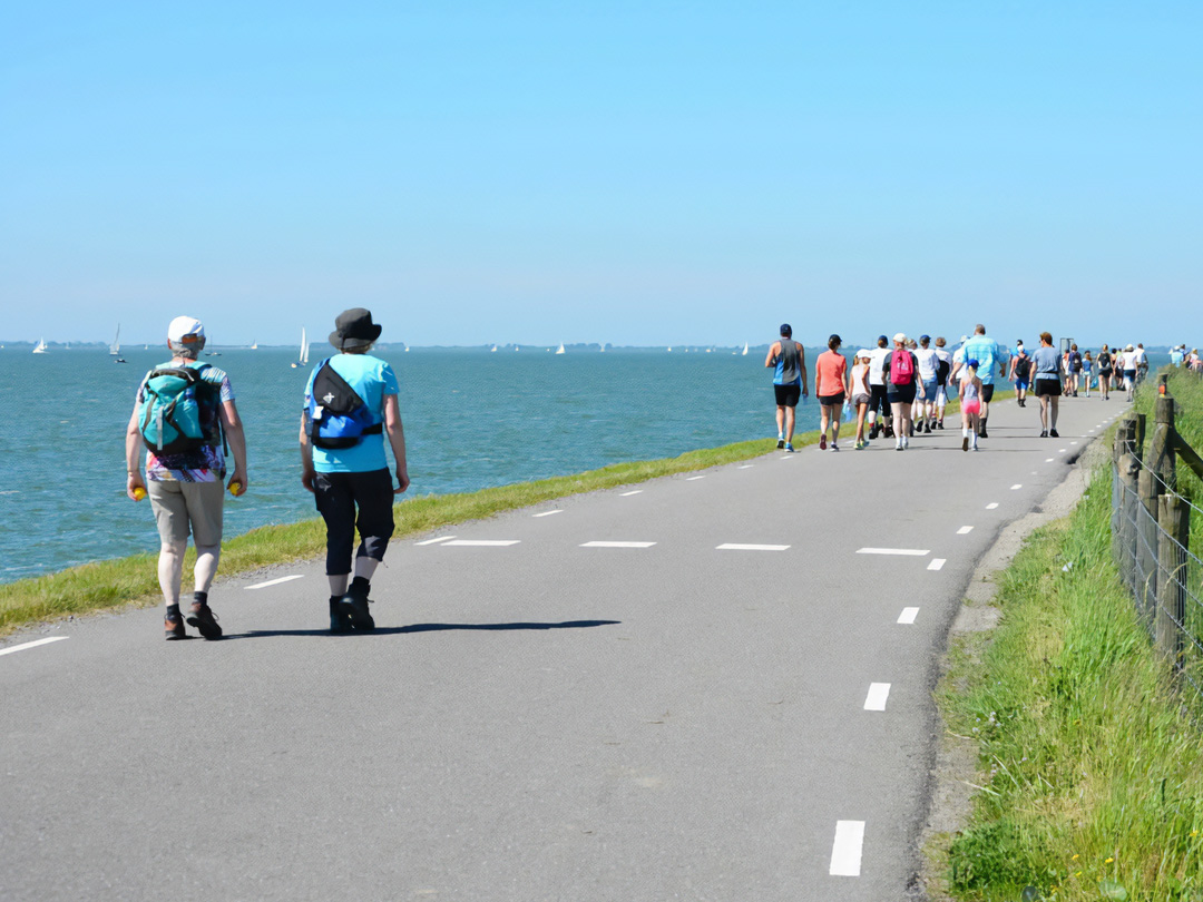 40MM-wandelaars-op-de-dijk