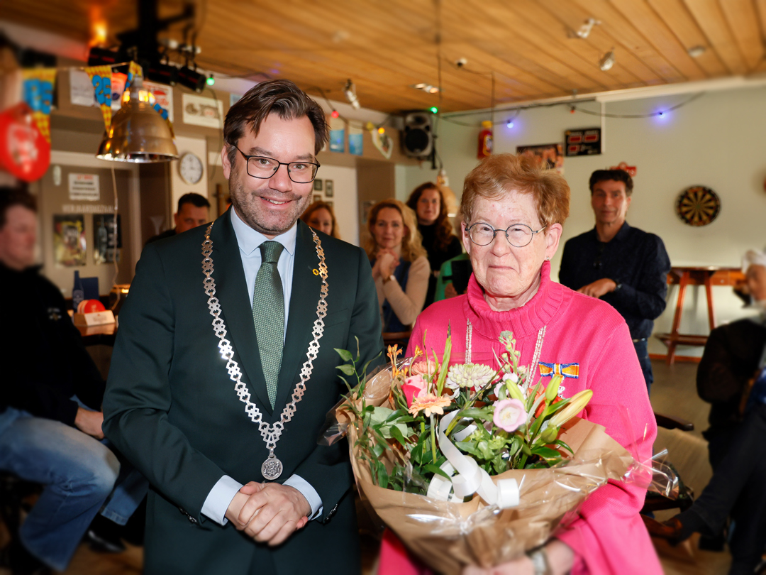 Koninklijke onderscheiding voor Meta Sietses-Molegraaf in het Dorpshuis van Andijk