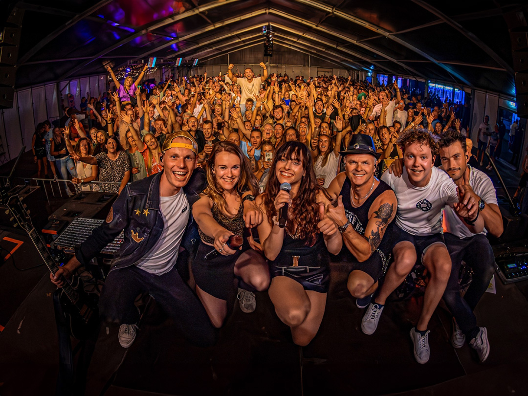 Waanzinnige feestband naar Enkhuizen voor ‘Hoppers Live’ - Prime Partyband