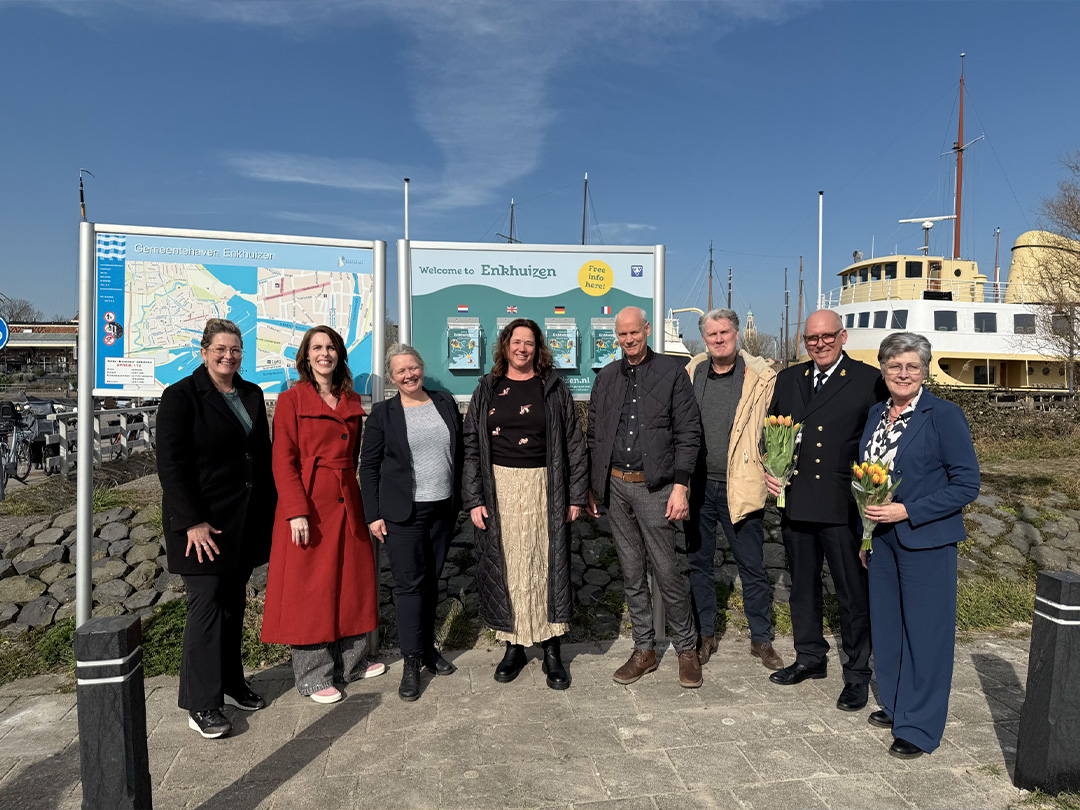 Nieuw informatiebord verwelkomt cruisepassagiers in Enkhuizen