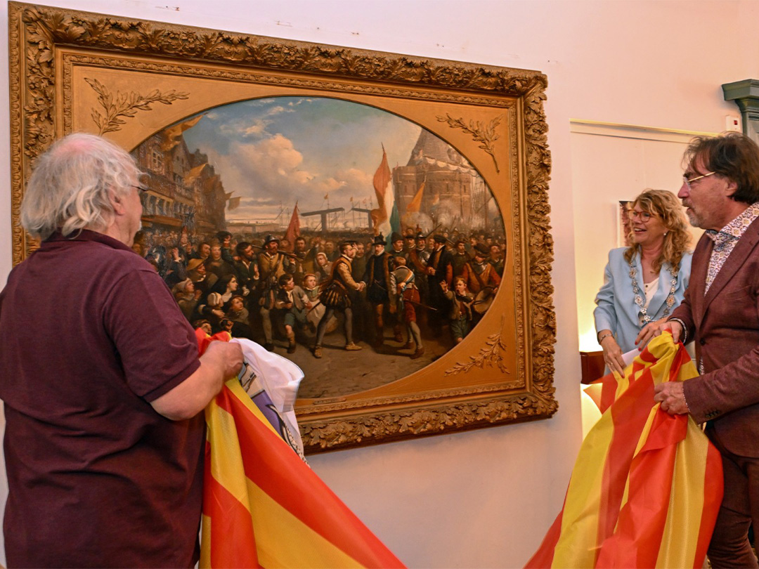 Burgemeester Jeltje Hoekstra Sikkema heeft in het stadhuis van Enkhuizen een bijzonder schilderij onthuld De aankomst van Willem van Oranje in Enkhuizen!