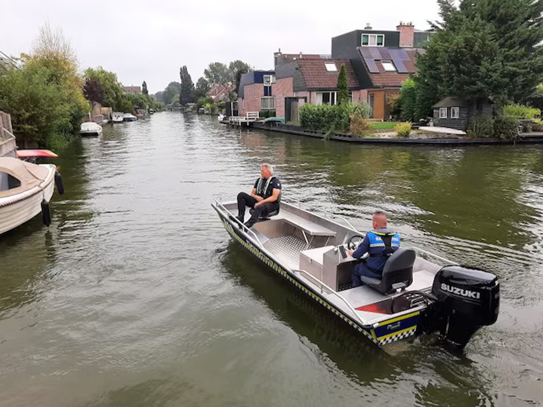 De gemeenten Stede Broec en Enkhuizen werken deze zomer samen om overlast door snel varende boten tegen te gaan!