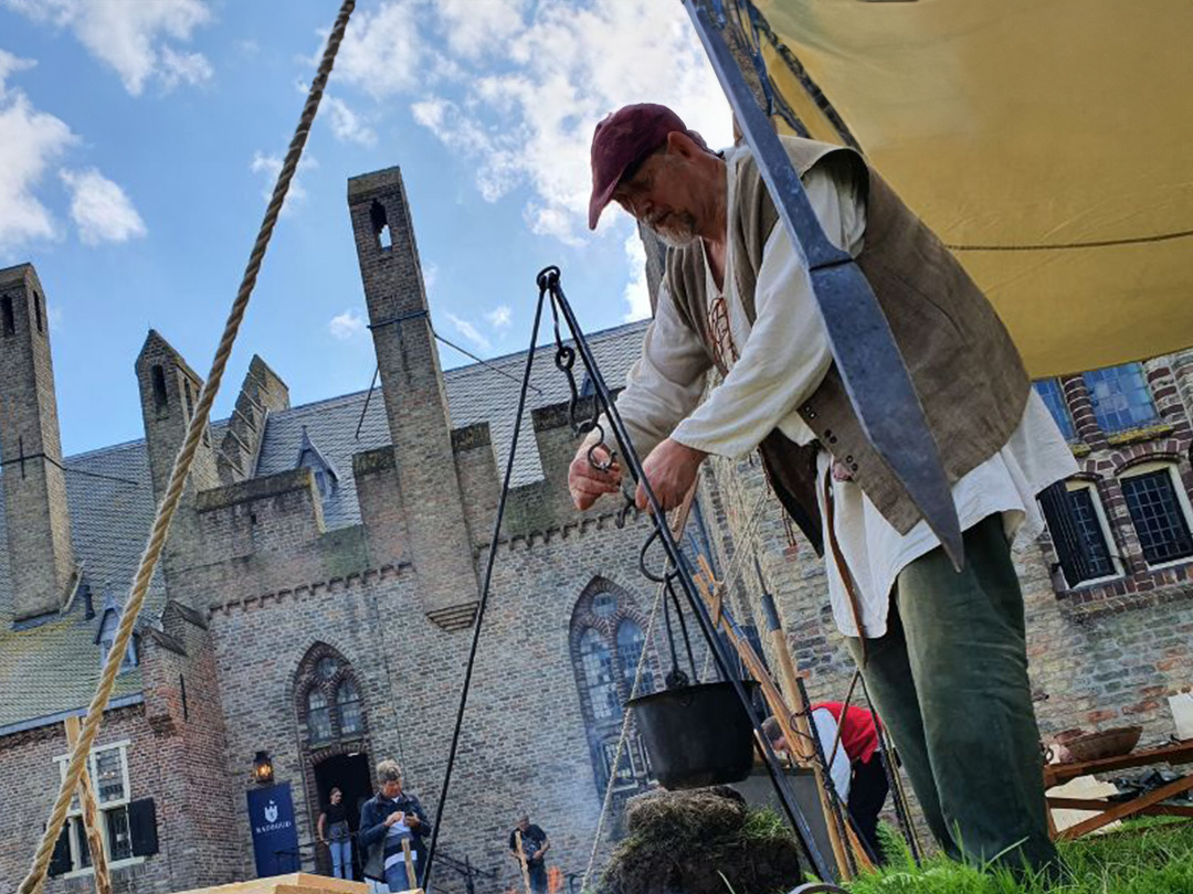 Ga terug naar de middeleeuwen bij Kasteel Radboud! In het weekend van 16 en 17 augustus zijn de ambachtslieden van de Hanzecompagnie weer te vinden op het kasteelterrein!