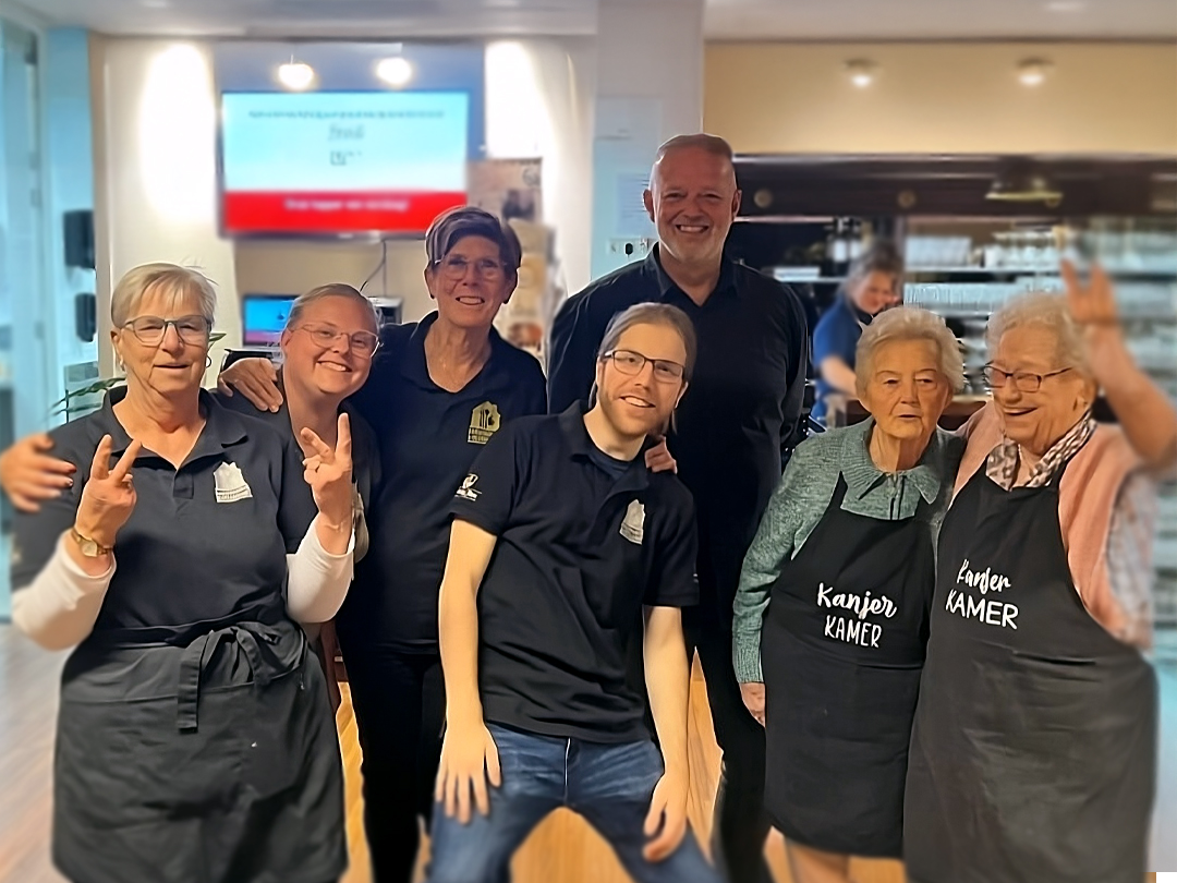 Groepsfoto van deelnemers aan Koken met Kanjers in Enkhuizen