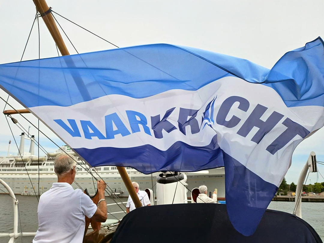 stichting vaarkracht vlag in de wind