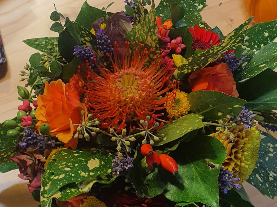 Alle materialen zijn aanwezig om een mooi bloemstuk te maken!