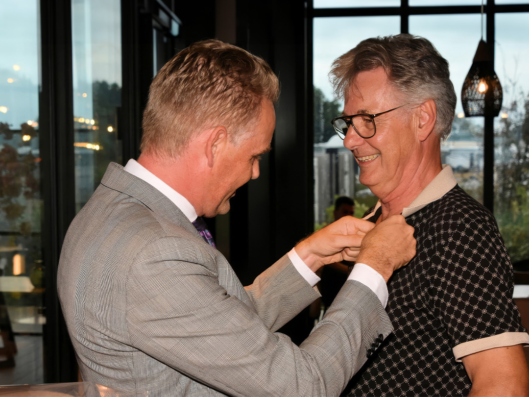 Wethouder Harry Nederpelt reikte zondag 31 augustus aan Jan Visser de Waarderingsspeld van gemeente Medemblik uit!