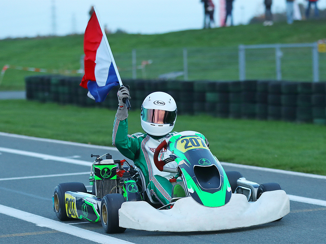 Karttalent Jermaine de Vries kroont zich tot kampioen bij NXT in de 2 takt Senior Nationaal!