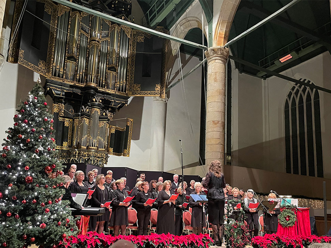 Het wordt een mooie traditie op de zaterdag voor Kerst brengt het Enkhuizer Koor de stad in feestelijke stemming met een kerstconcert in de sfeervol versierde Westerkerk!