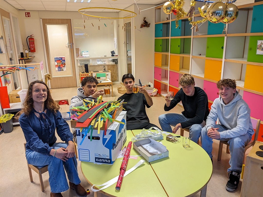 Leerlingen klussen tijdens Heel Werenfridus  Helpt!