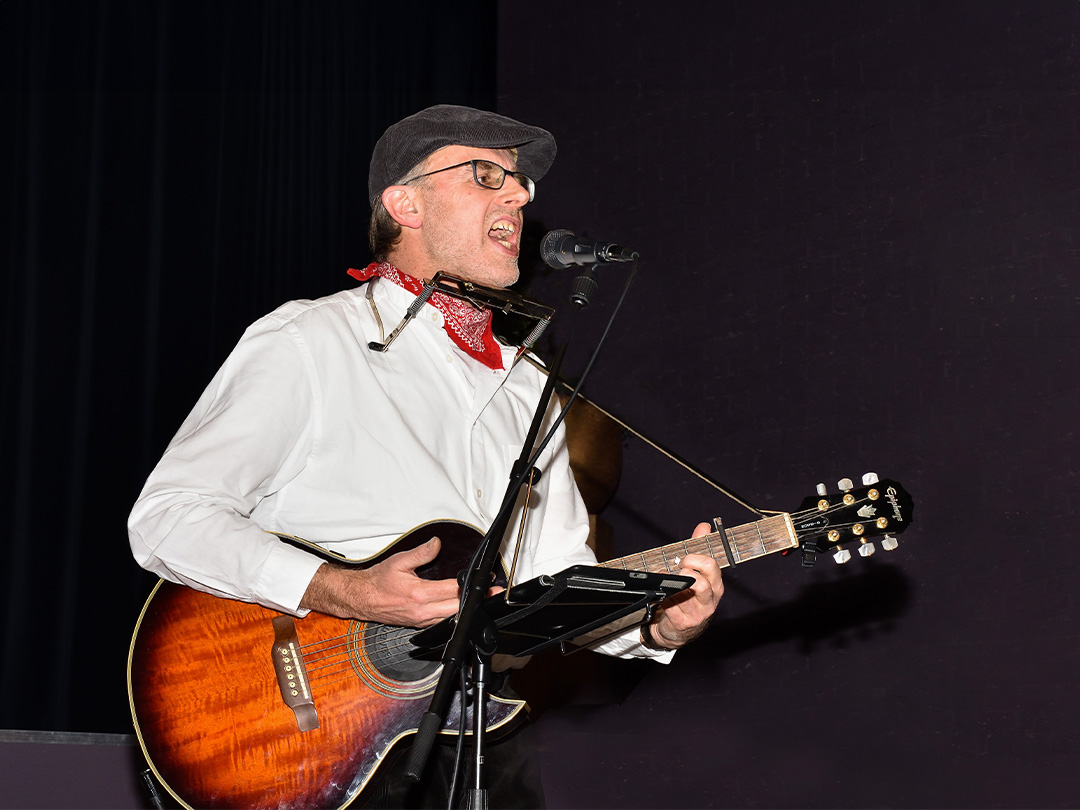 Kees Kaas zingt het uit in het Wapen van Wogmeer!