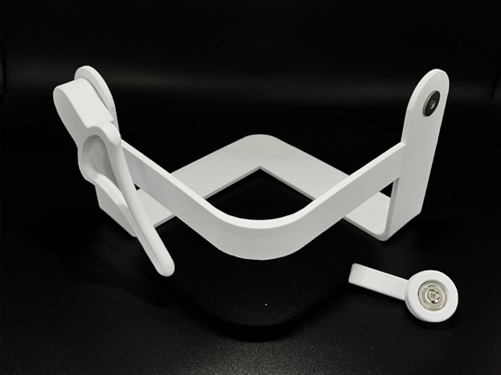 Tuckie helpt met opmaken van bedden