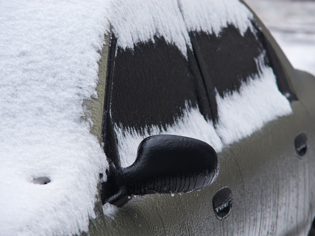 auto bedekt met sneeuw in medemblik