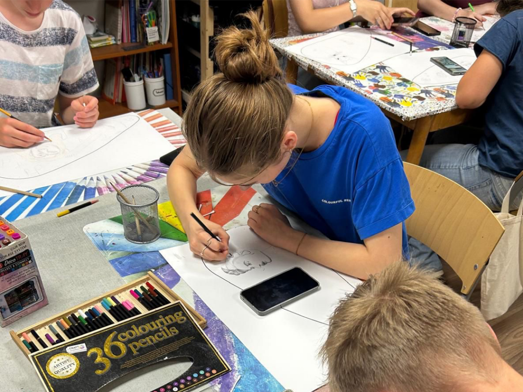 Maar liefst 444 derdeklassers van het Martinus College en Vonk stappen 16 en 22 juni op de fiets voor Rondje Cultuur in Stede Broec. Tijdens het jaarlijkse culturele evenement maken jongeren kennis met kunst, muziek, dans, erfgoed, nieuwe media en theater in hun eigen omgeving. Rondje Cultuur wordt al ruim vijftien jaar georganiseerd door kunstencentrum De Blauwe Schuit, met steun van de gemeente Stede Broec. Het project laat jongeren niet alleen kennismaken met lokale culturele activiteiten, maar biedt ook cultuuraanbieders en locaties de kans om nieuwe, jonge deelnemers enthousiast te maken. De leerlingen volgen verspreid over de ochtend drie verschillende workshops op locaties door heel Stede Broec. Daarna bezoeken zij een voorstelling in theater Het Postkantoor. Het programma varieert van dans en beeldende kunst tot film, muziek en geschiedenis. Aan deze editie doen uiteenlopende cultuuraanbieders mee, waaronder DYANGO, Live2Dance, Filmhub Noord-Holland en de Historische Vereniging Oud Stede Broec. De workshops vinden plaats op verschillende locaties, zoals Jongerencentrum Inventas, De Tuf, Dansen Enzo en de Westfriese Bibliotheken. Met Rondje Cultuur ervaren jongeren dat cultuur dichtbij huis leeft én toegankelijk is.